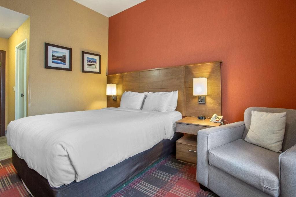 Queen Room with Two Queen Beds and Refrigerator - Non-Smoking room - Image 1