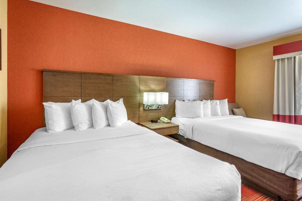 Queen Suite with Balcony and Wet Bar - Non-Smoking room - Image 2