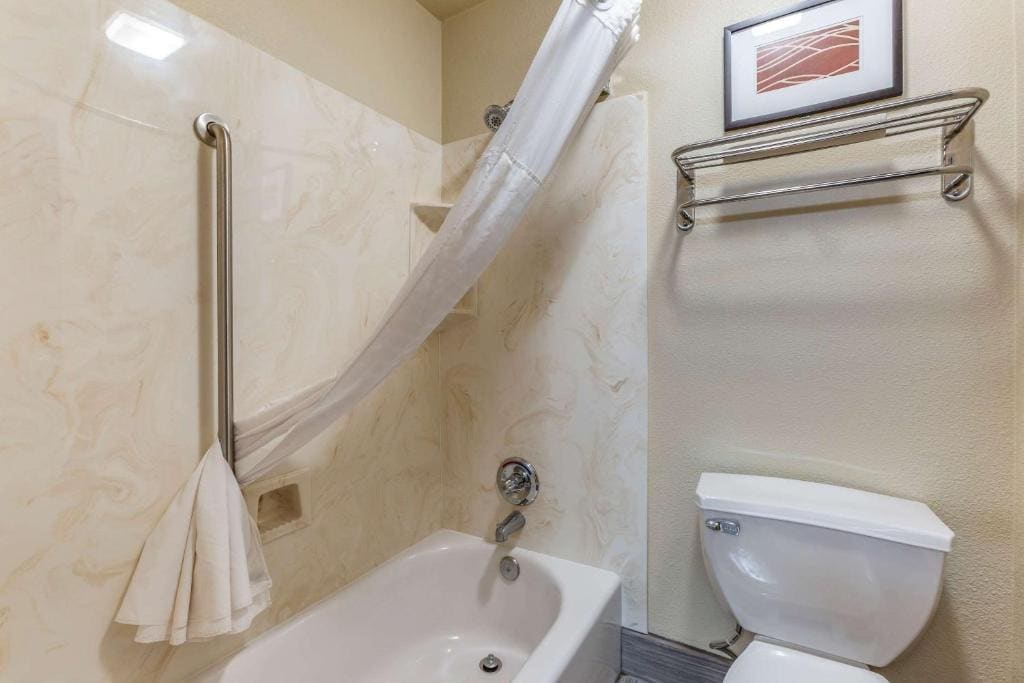 King Room with Refrigerator - Non-Smoking room - Image 3