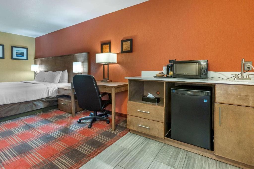 King Room with Sofa-Bed and Wet Bar - Non-Smoking room - Image 2
