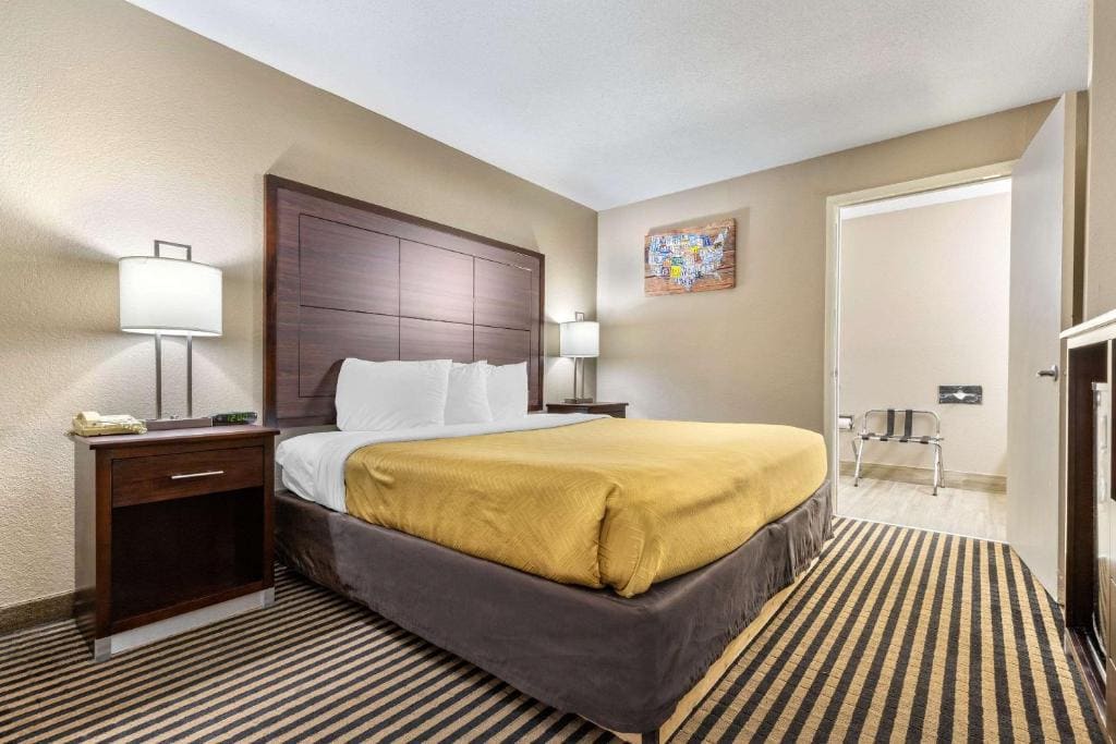 King Room with Accessible Tub - Accessible/Non-Smoking room - Image 2