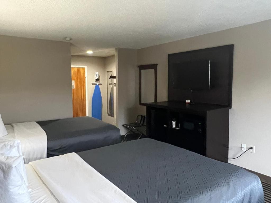 Queen Room with Two Queen Beds - Accessible/Non Smoking room - Image 2