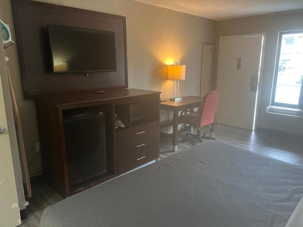 King Room with Accessible Tub - Accessible/Non-Smoking room - Image 2