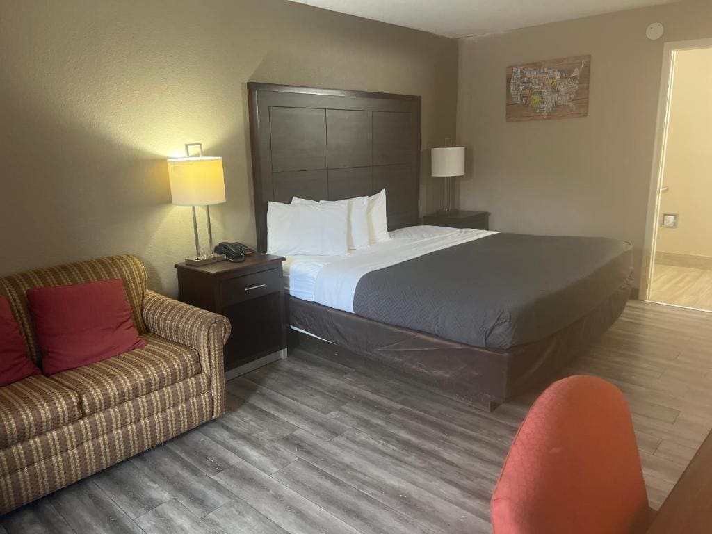 King Room with Accessible Tub - Accessible/Non-Smoking room - Image 1