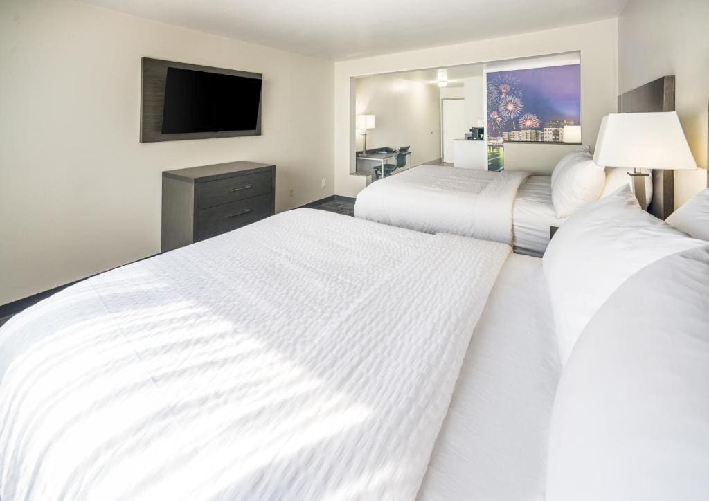 Accesible Queen Studio Suite with Two Queen Beds and Bathtub with Grab Bars, Non-Smoking room - Image 2