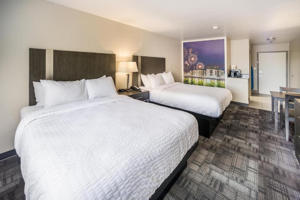 Accesible Queen Studio Suite with Two Queen Beds and Bathtub with Grab Bars, Non-Smoking room - Image 3