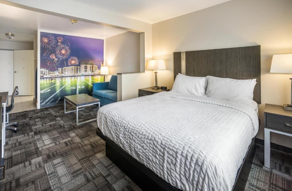 Queen Accessible Room with Roll-In Shower, Non-Smoking room - Image 3