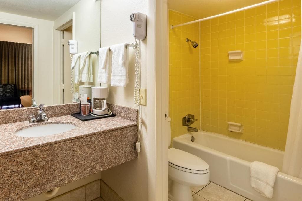 King Room - Accessible/Non-Smoking room - Image 1