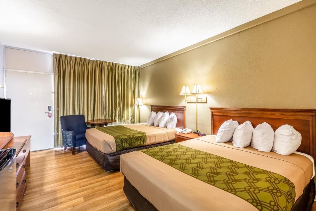 Queen Room with Two Queen Beds - Accessible/Non-Smoking room - Image 2