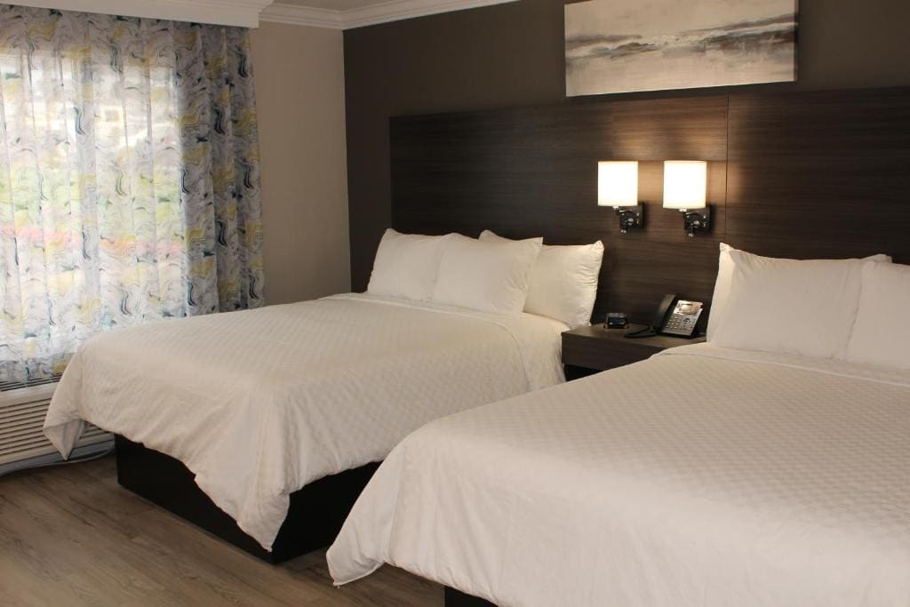 Queen Room with Two Queen Beds - Non-Smoking room - Image 2
