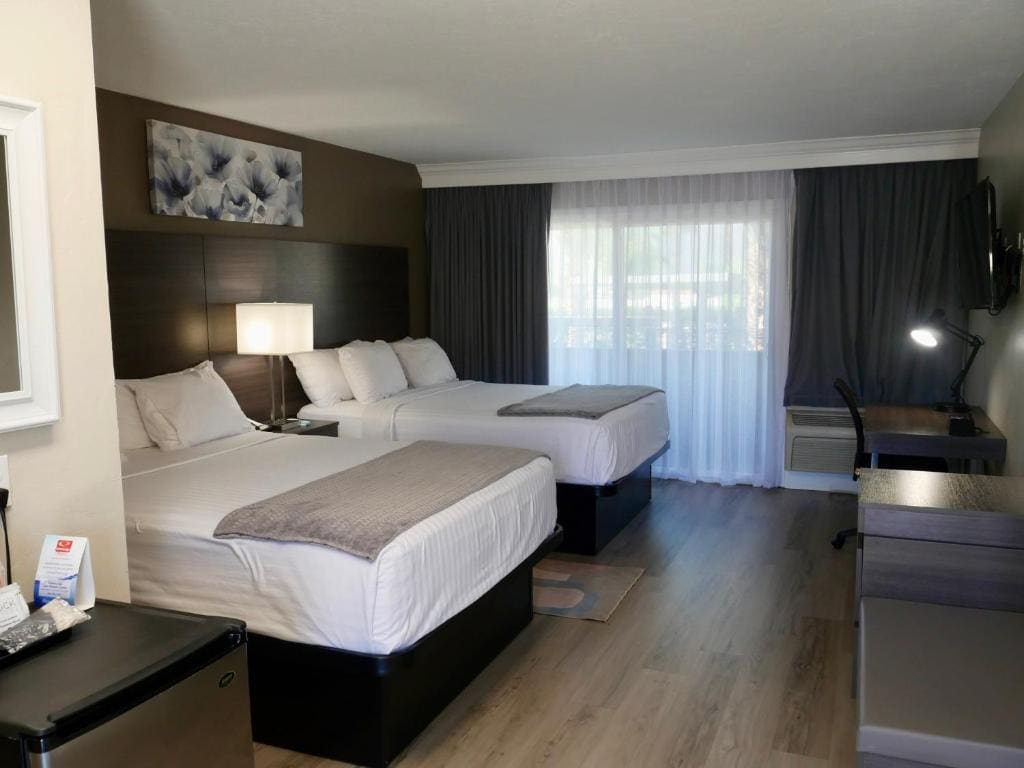 Queen Room with Two Queen Beds with Lakeview - Non-Smoking room - Image 1