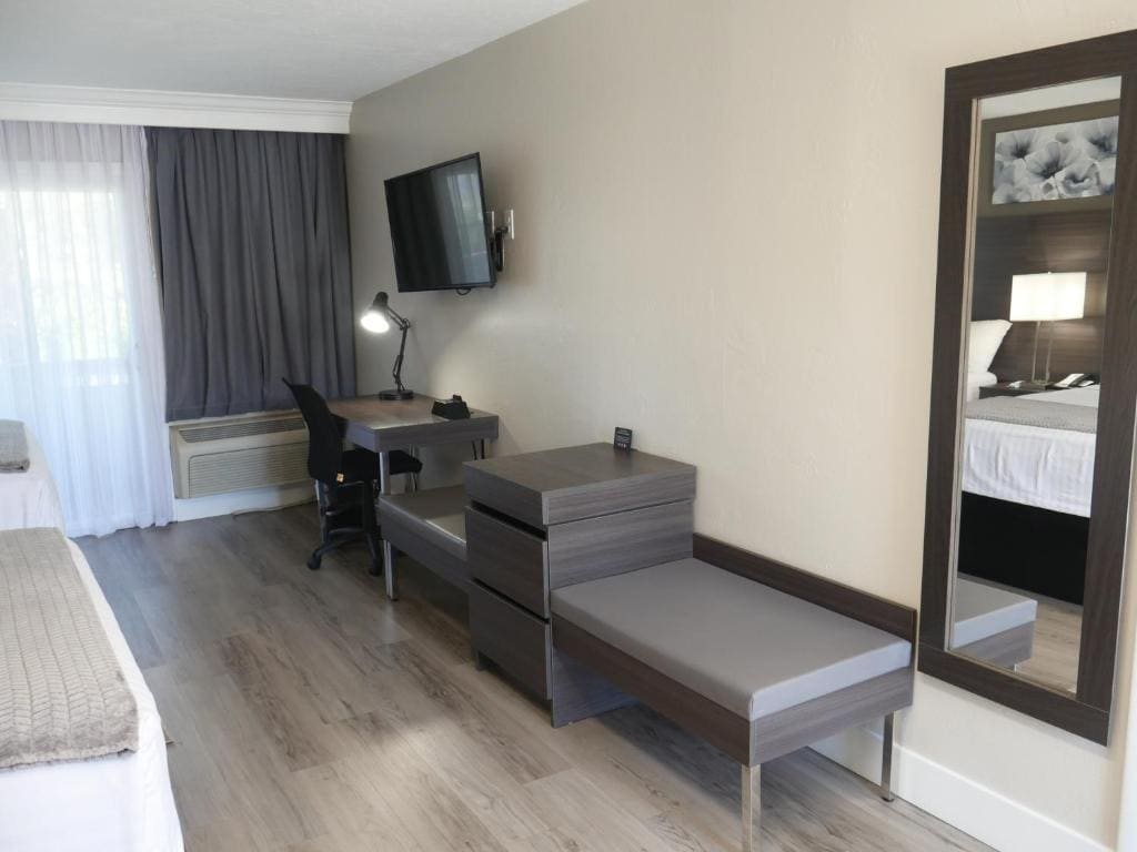 Queen Room with Two Queen Beds with Lakeview - Non-Smoking room - Image 2