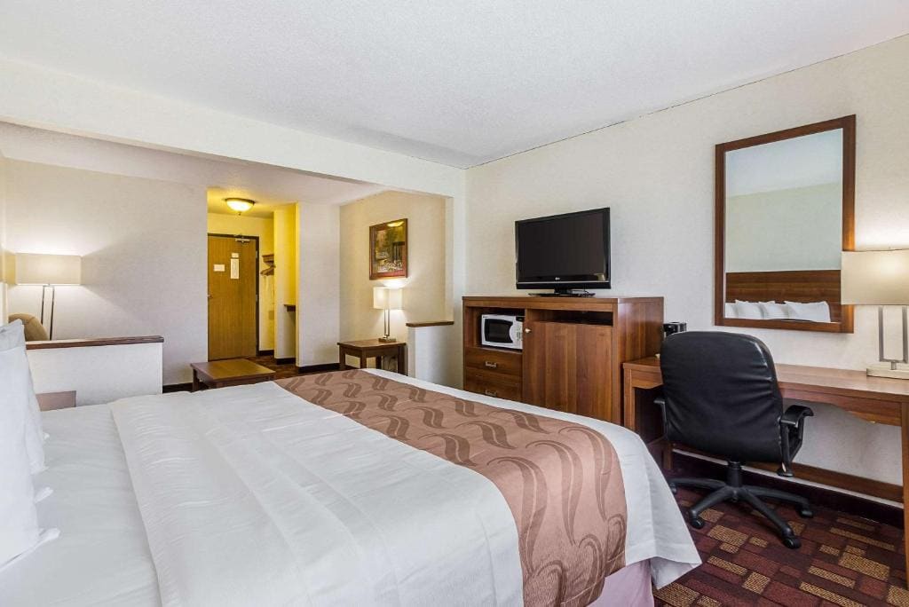 King Suite - Non-Smoking room - Image 2