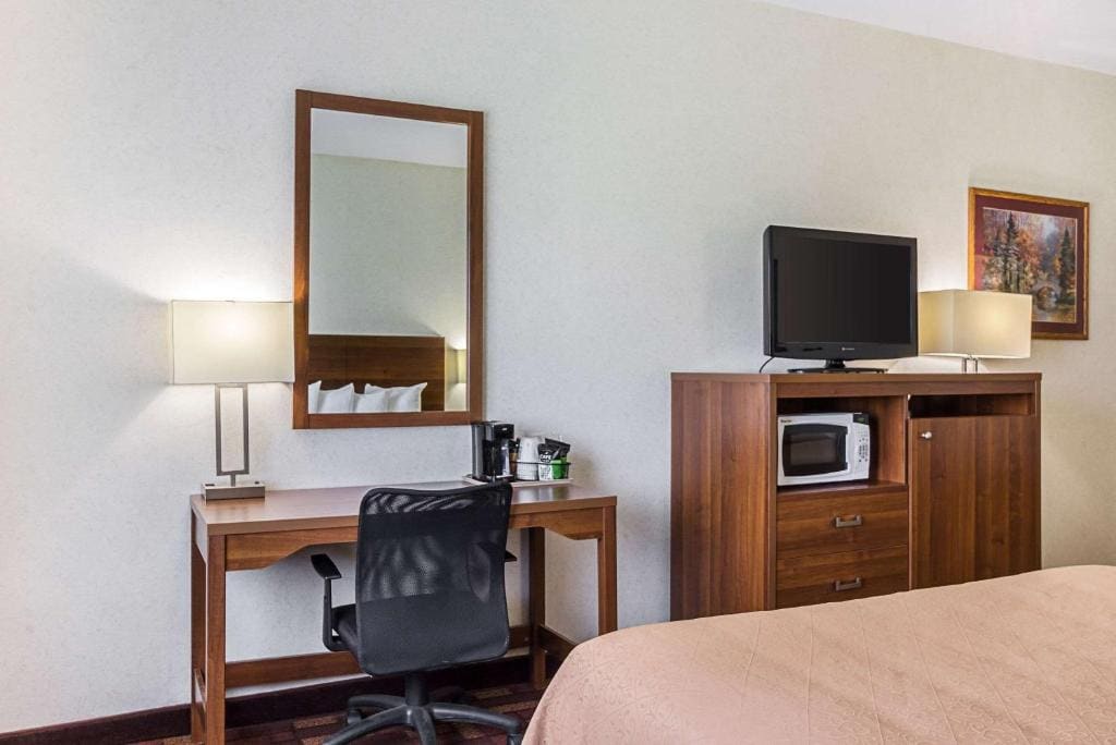 Queen Room with Two Queen Beds - Non-Smoking room - Image 3