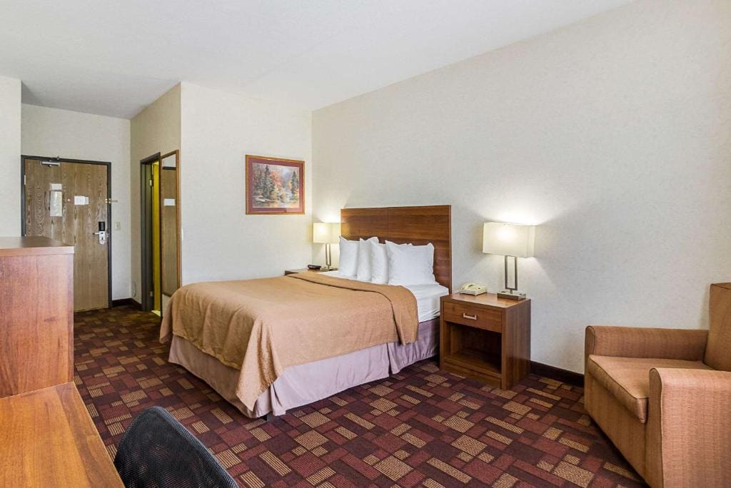Queen Room - Non-Smoking room - Image 1