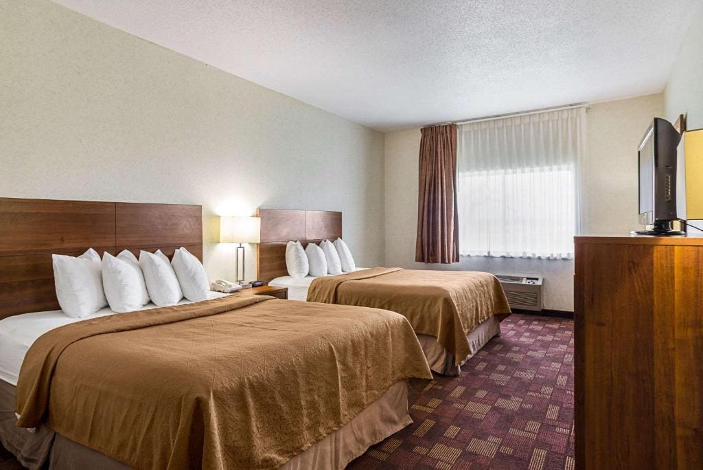 Queen Room with Two Queen Beds - Non-Smoking room - Image 2
