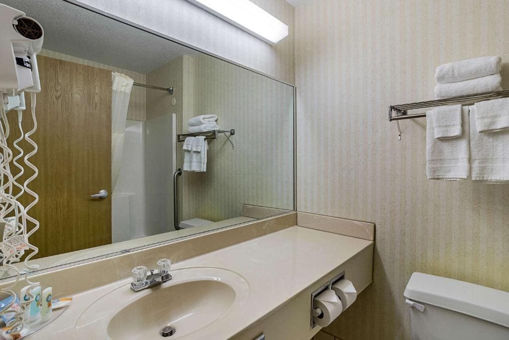 Queen Room - Non-Smoking room - Image 3