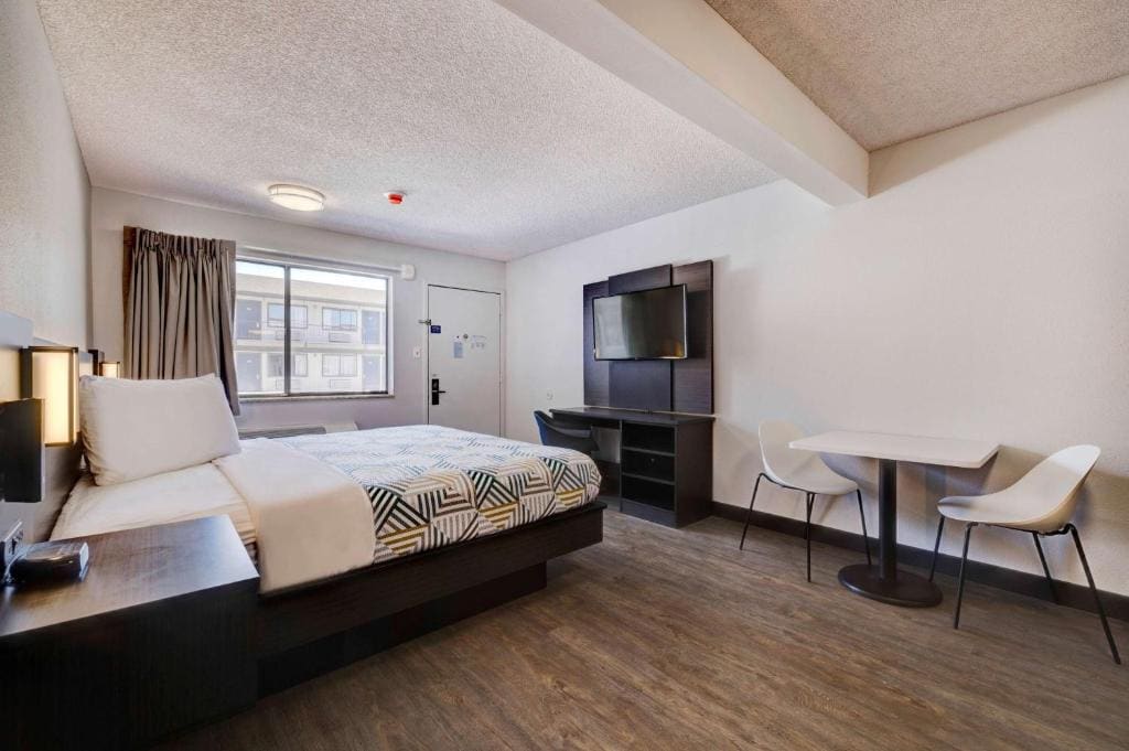 King Room - Disability Access - Non-Smoking room - Image 2