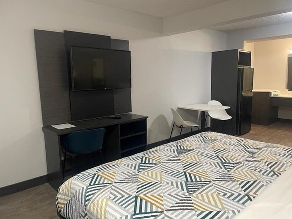 King Room - Disability Access - Non-Smoking room - Image 3