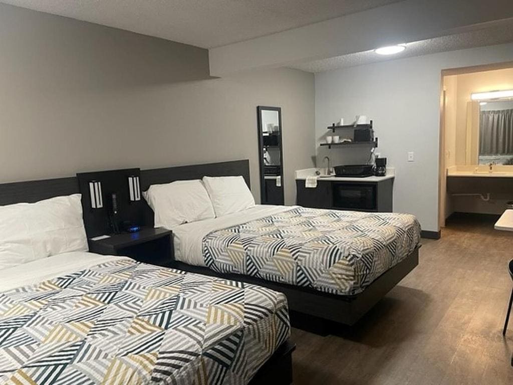 Queen Room with Two Queen Beds - Non-Smoking room - Image 3