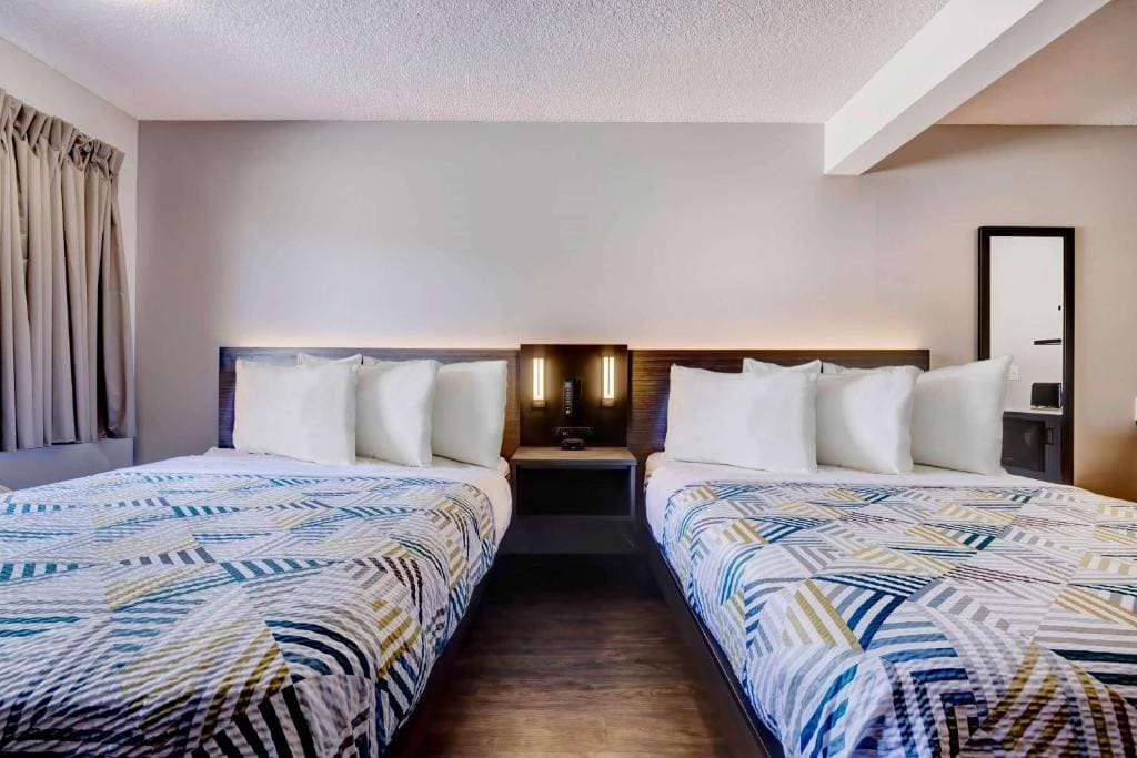 Queen Room with Two Queen Beds - Non-Smoking room - Image 2