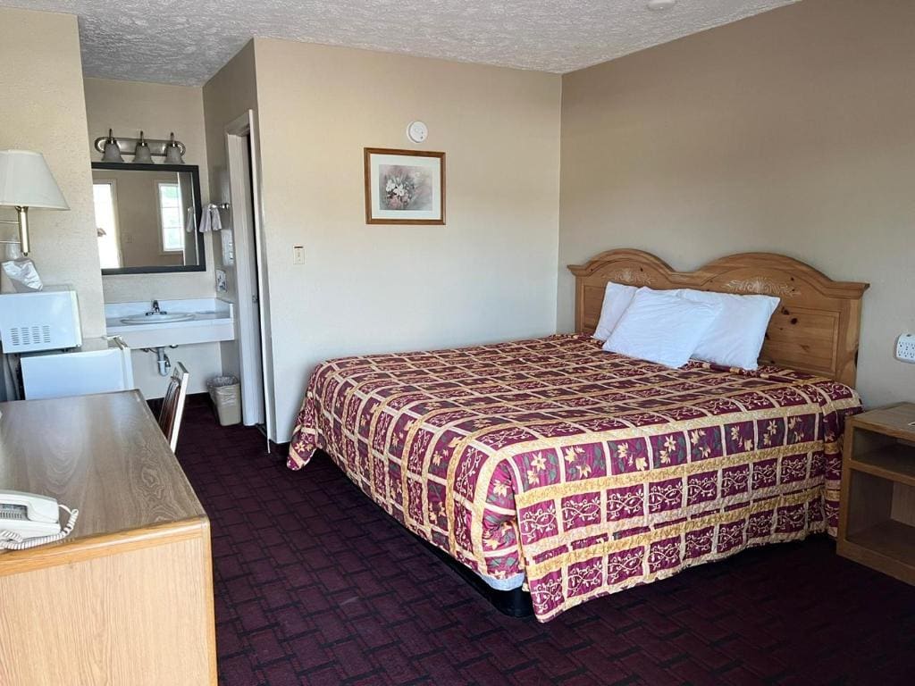 Queen Room with Two Queen Beds room - Image 2