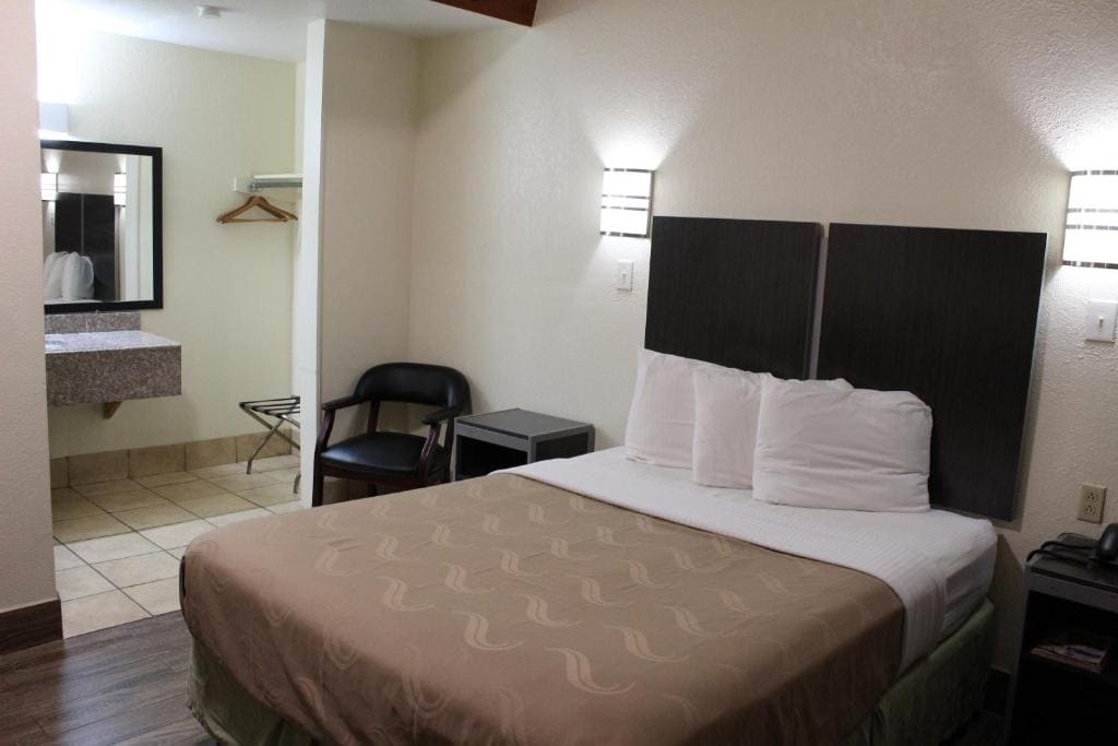 Double Room with Two Double Beds room - Image 3