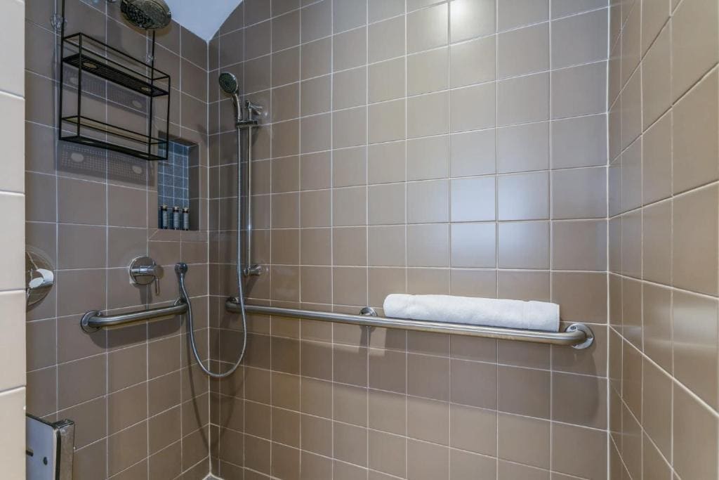 Accessible Queen Room (Self Check-in) room - Image 3