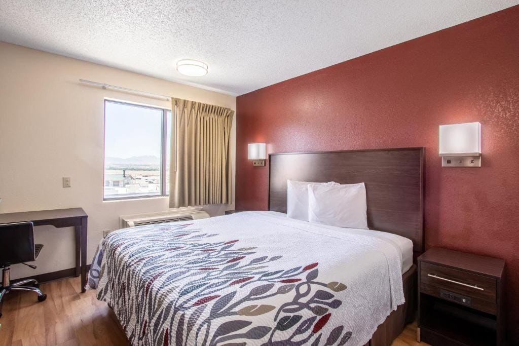 Deluxe Room with One Double Bed Disability Access Non-Smoking room - Image 1