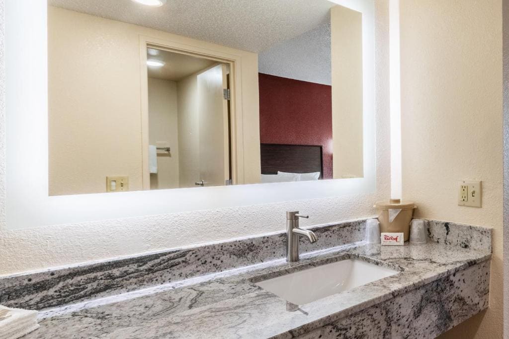 Deluxe Room with Two Double Beds Disability Access Roll-In Shower Non-Smoking room - Image 2