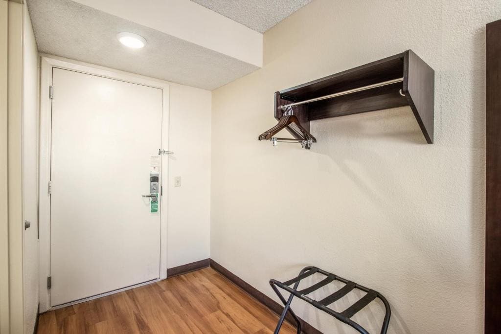 Large Superior King Room Non-Smoking room - Image 3