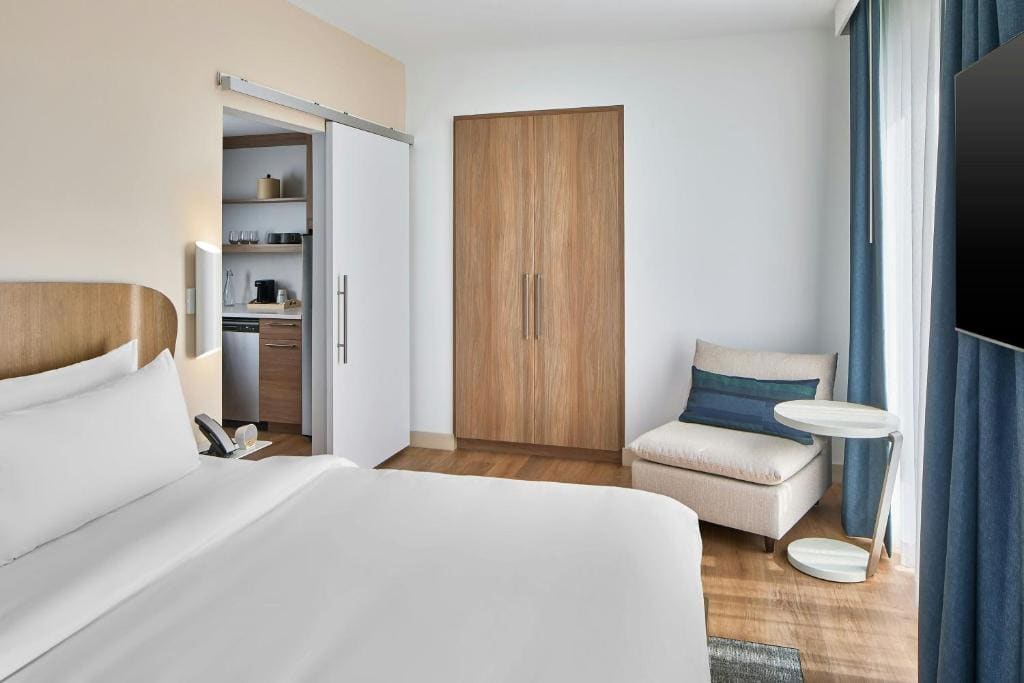 Premium Studio King Room with Sofa Bed - Hearing Accessible room - Image 1