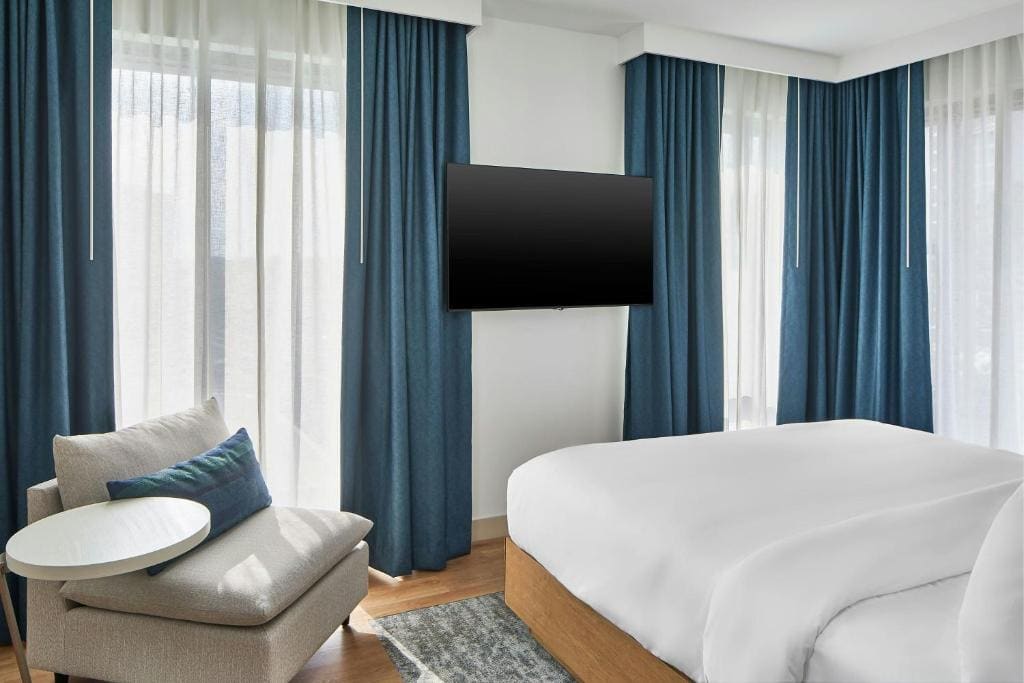 Premium Studio King Room with Sofa Bed - Hearing Accessible room - Image 2