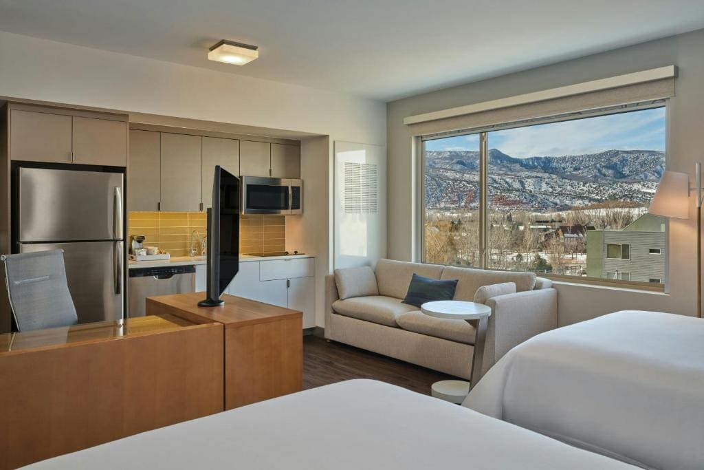 Studio with Two Queen Beds room - Image 3
