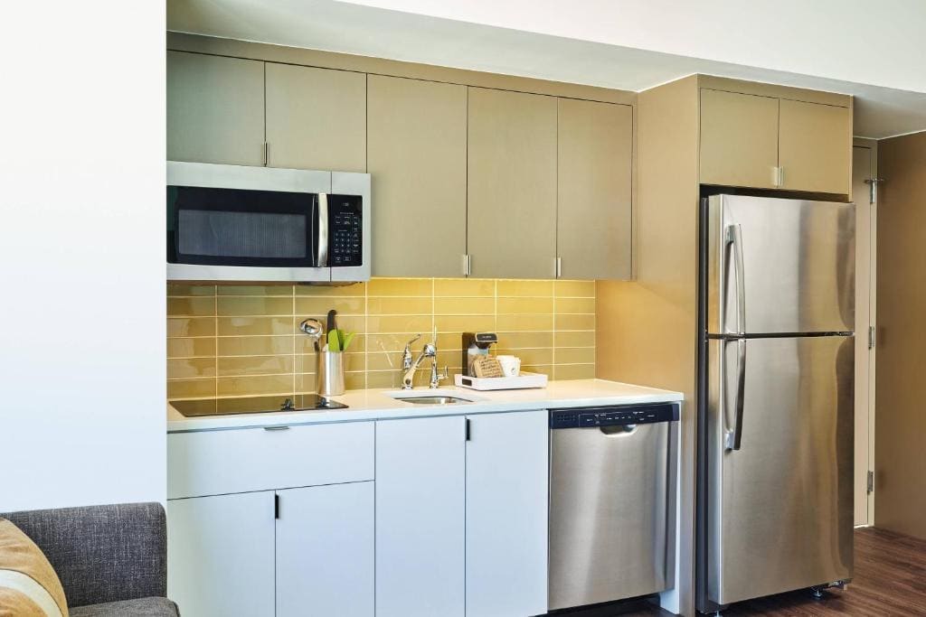 Studio Queen Room - Mobility Accessible with Roll-In Shower room - Image 2