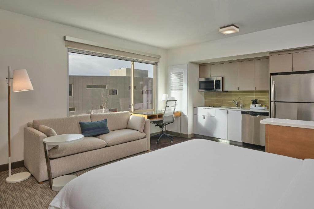 Studio King Room - Mobility Accessible with Roll-In Shower room - Image 3
