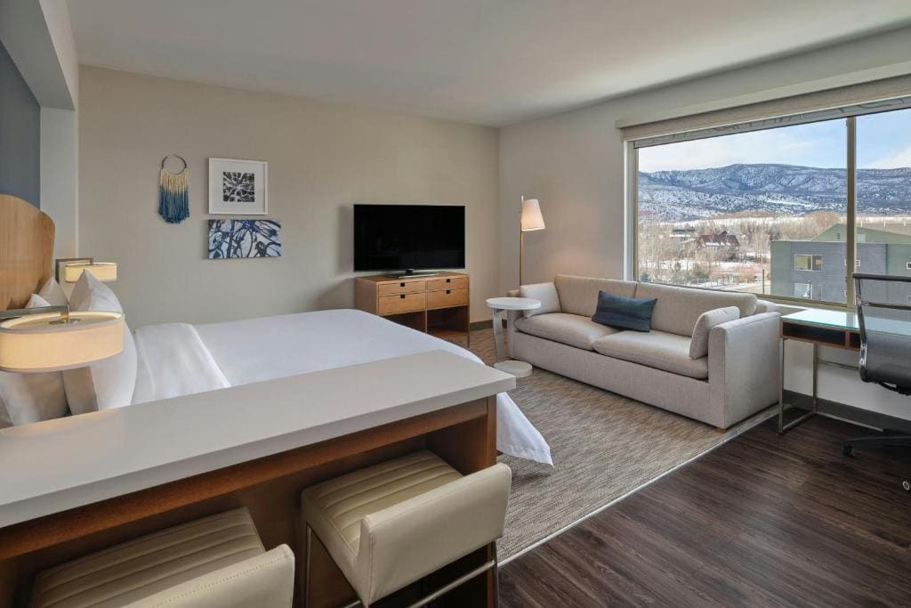 Studio King Room - Mobility Accessible with Roll-In Shower room - Image 2