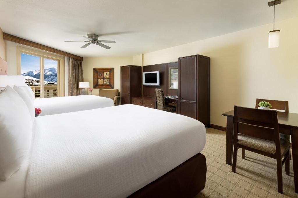 Valley View Double Queen room - Image 1