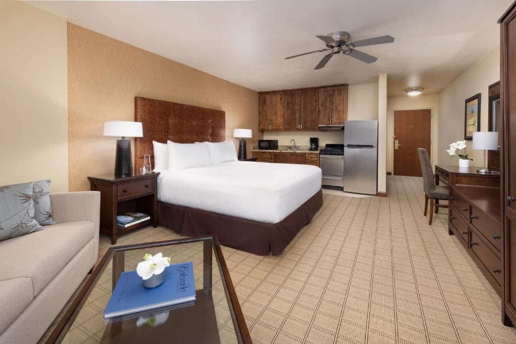 Standard Accessible King with Roll-In Shower room - Image 1