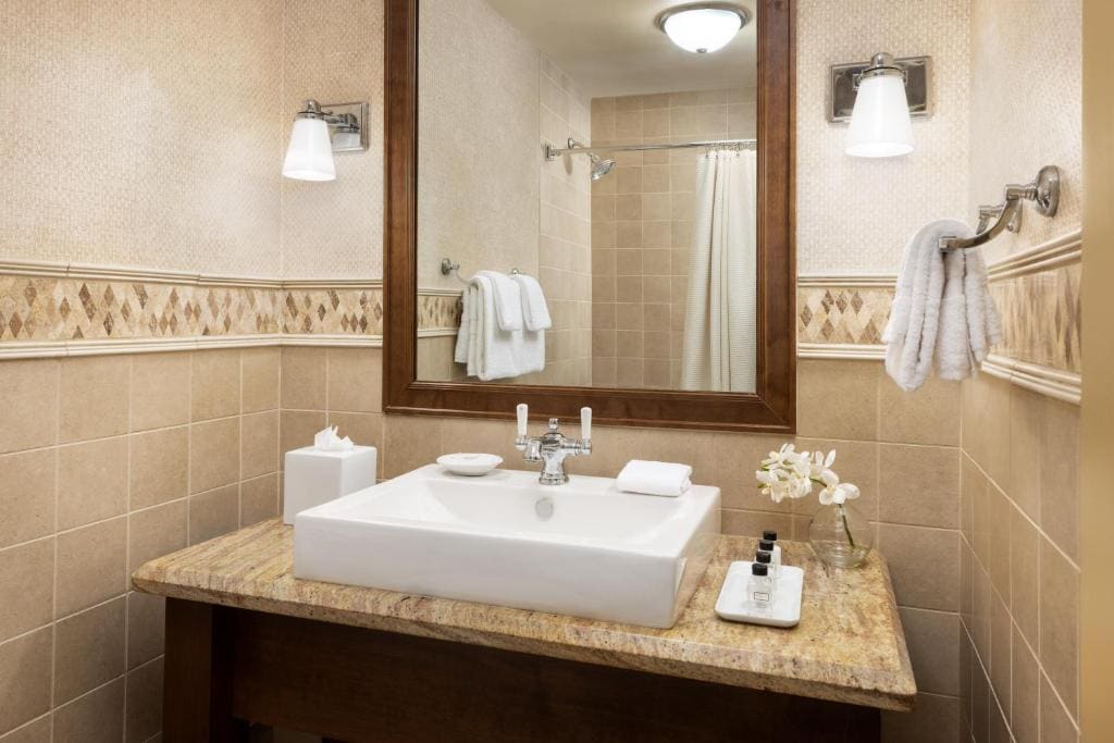 Valley View King Room room - Image 1