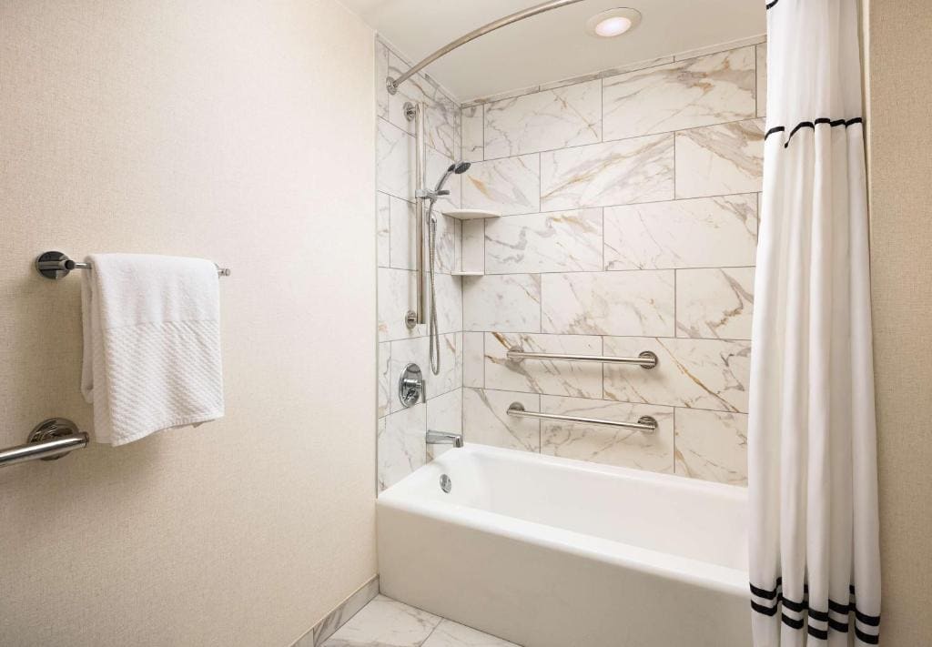 Two Queen Bed Suite - Mobility Accessible Tub room - Image 3