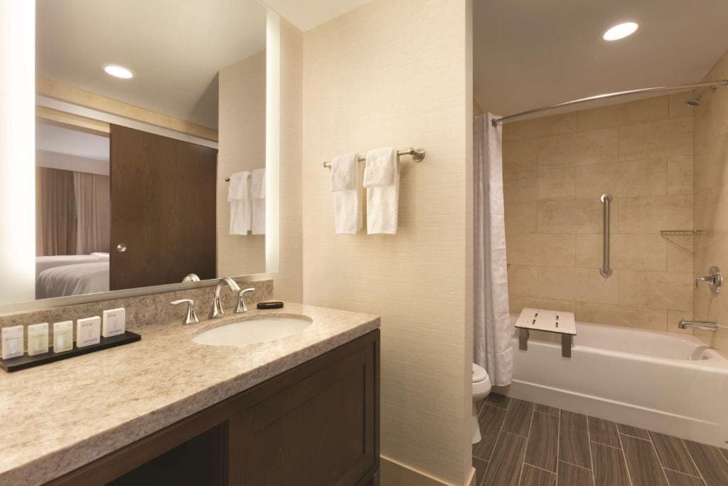 King Studio - Mobility Accessible room - Image 3