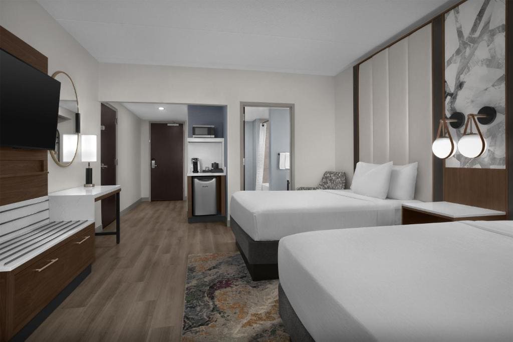 Suite Two Queen Beds room - Image 2