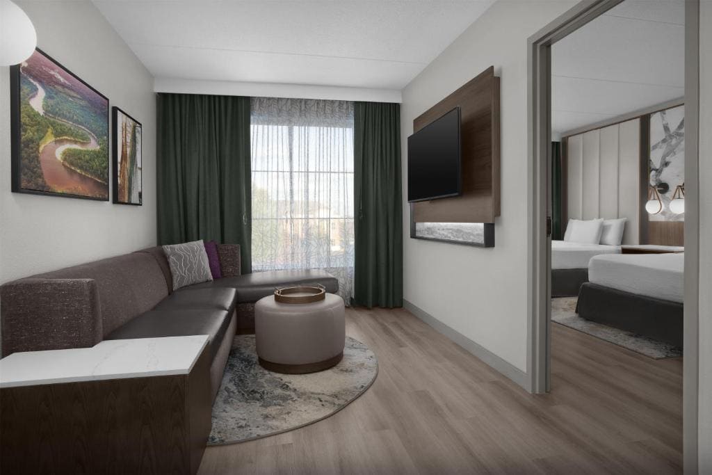 Suite with Two Queen Beds and Shower - Mobility Access/Non-Smoking room - Image 2