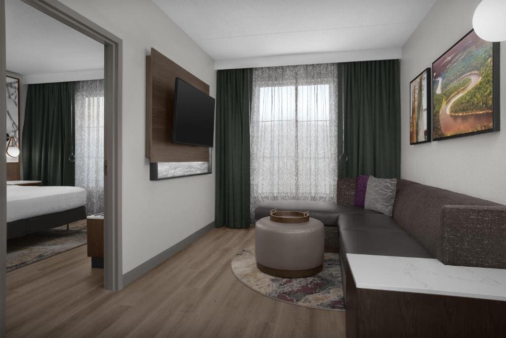 King Two-Room Suite with Roll-In Shower - Mobility Access/Hearing Access room - Image 3