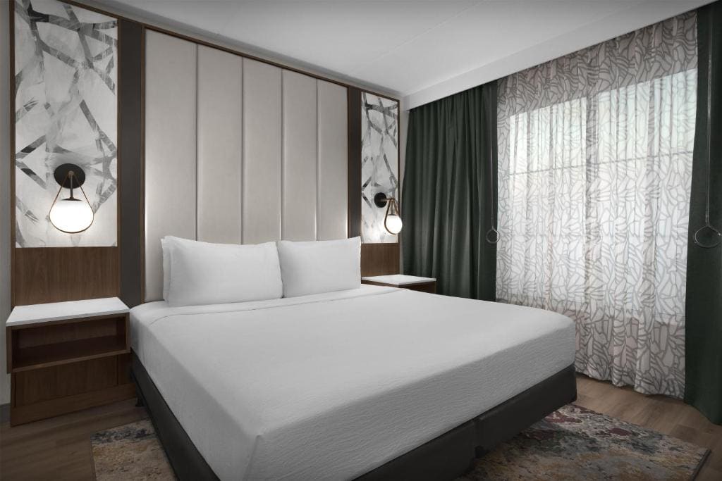 King Two-Room Suite with Roll-In Shower - Mobility Access/Hearing Access room - Image 2