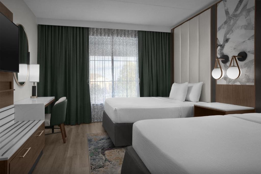 Suite with Two Queen Beds and Shower - Mobility Access/Non-Smoking room - Image 1