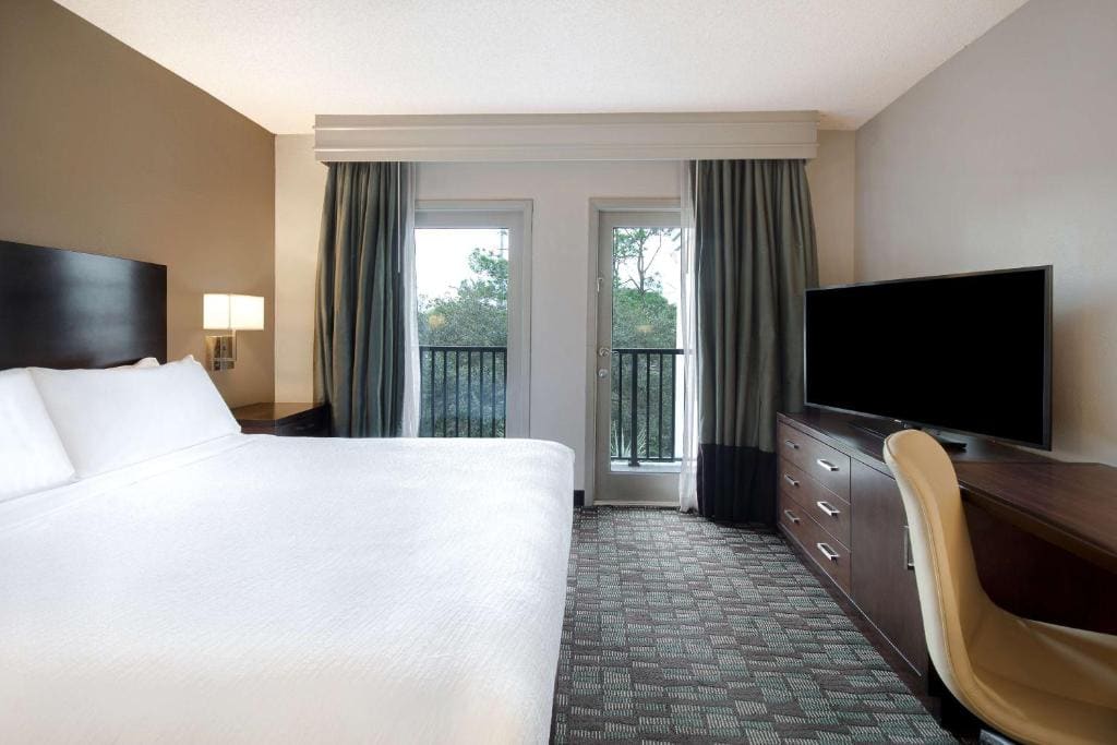 Executive King Room with Balcony - Non-Smoking room - Image 2