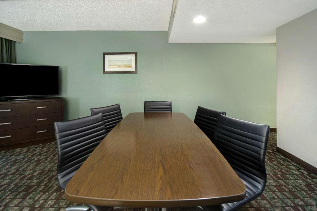 Business King Room room - Image 3