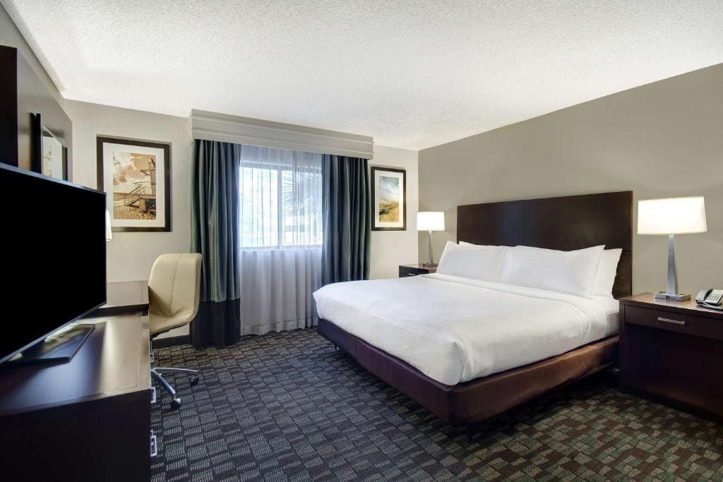 King Room with Disability/Hearing Accessible with Roll-in Shower room - Image 1